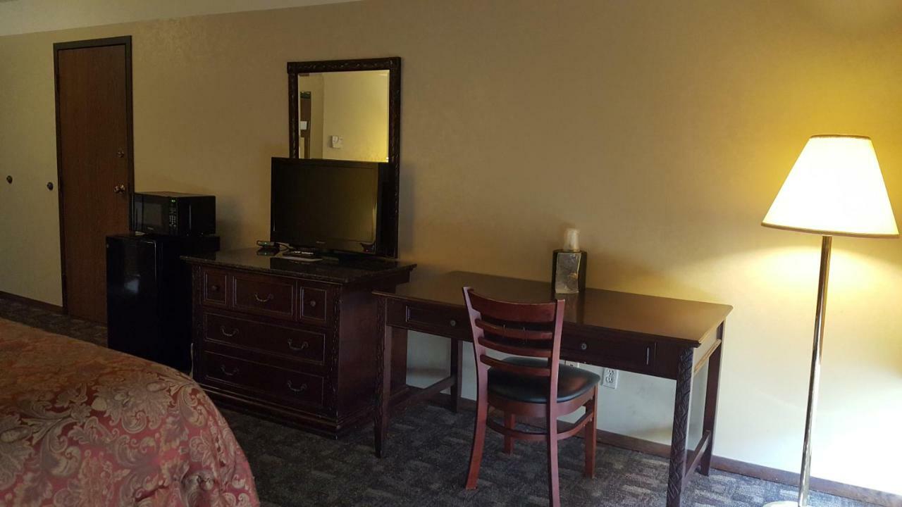 Americas Best Value Inn Chippewa Falls Zewnętrze zdjęcie
